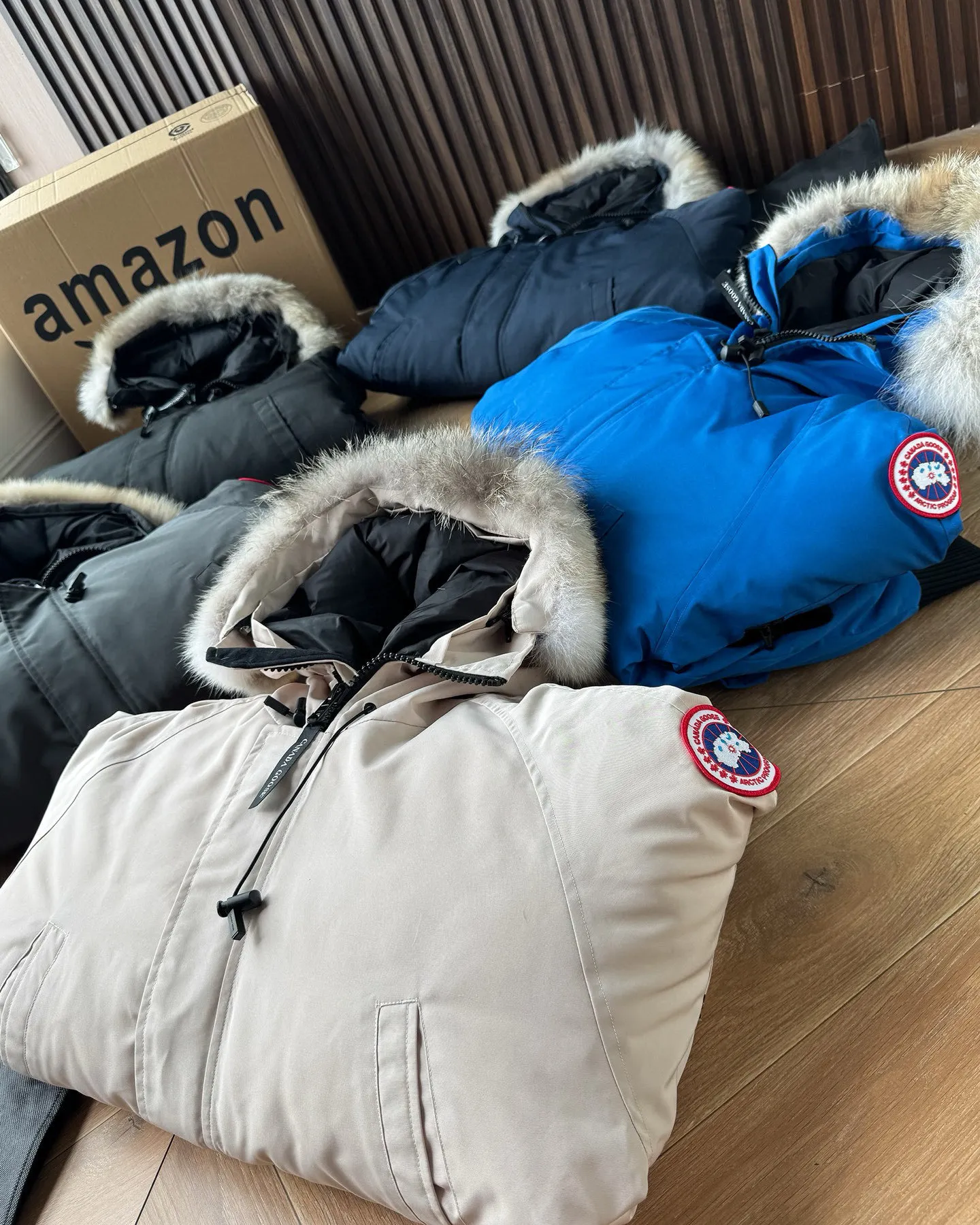 P720 🆕Top version! Comes with a tote bag! Chip version💰𝑪𝒂𝒏𝒂𝒅𝒂 𝑮𝒐𝒐𝒔𝒆/Canada Goose Chilliwack Goose 01 bomber jacket down! The top original replica version refers to the highest version in China currently (there is no one) ⚠️Note: There is no foundry in China! ! ! Saying it is original order, ZP goods, pure original goods, etc. is just a gimmick by some peers. Do not be deceived!  ⚠️Note: The latest version of this year’s authentic product has a strap (the latest version can be bought at the newly opened Galeries Lafayette Canada Goose counter in Beijing) ⚠️Note: (The authentic product does not have blue wash marks this year) Version comparison introduction 1⃣️Top replica: Made of 18-count polyester-cotton blended fabric imported from South Korea (authentic synchronized fabric), national standard 90 white duck down, western Canadian coyote hair 2⃣️Mid-range version: Made of domestically produced 21-count polyester-cotton fabric, 50% standard white duck down, Eastern Canada coyote hair, top original goose analysis Analysis 1 (wolf hair): All customers are guaranteed to receive a fur collar that is grayer than the original color. Each wolf hair is 55cm long and 14cm wide, all made from wild first-grade gray wolf skins in western Canada! Analysis 2 (Trademark): We use dyed embroidery thread to truly achieve 100% reproduction of the trademark, ensuring that the embroidery thread is exactly the same as ZP, with zero color difference and 100% reproduction of the map letters! (We can guarantee that no one in our industry is more attentive and professional than us!) Analysis 3 (fabric): As we all know, the Canada Goose ZP fabric in previous years was a 21-count polyester-cotton washed, calendered and brushed fabric that was relatively hard. Last year and this year, dozens of authentic products purchased were all made of 18-count pure cotton fabrics, and we finally decided to use 18-count polyester cotton! (ZP synchronized fabric) Analysis 4 (Accessories): Domestic exclusive version of Velcro, one to one Y-shaped double hook original Velcro, YKK zipper, exclusive original workmanship of washed threaded down jacket!  Authentic products are not 100% perfect and flawless. Authentic products also have velvet hair loss, and most of the authentic wolf fur is mainly eastern yellow wolf fur. (Because our wolf skins are all auctioned at the same auction house as authentic products) There is an auction list to prove it.  At the same time, I will teach you a trick: buy an authentic product from Tmall, buy a piece of clothing from a merchant you trust at the same time, and come back to compare the details. ⚠️ Remember you get what you pay for! Don't be greedy for small gains, or you will suffer big losses! Color: Black Navy Beige Graphite Gray Royal Blue Size: XS S M L 54 120 84 79 140-160 XL 56 124 86 81 160-180 XXL 58 128 88 83 180-200